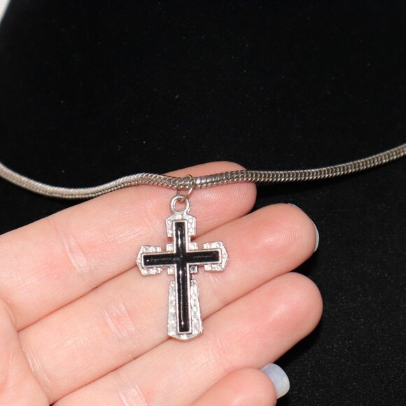✝️ Silver Cross Pendant Necklace – 16–18"  🖤 - Picture 1 of 5